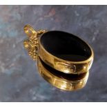 A 9ct gold mounted two-sided oval fob/pendant set with cornelian & black onyx approx. 4.5 x 2.