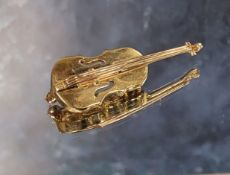 A 9ct gold novelty brooch in the form of a violin, JS, Sheffield 5.22g (VAT on Hammer price)
