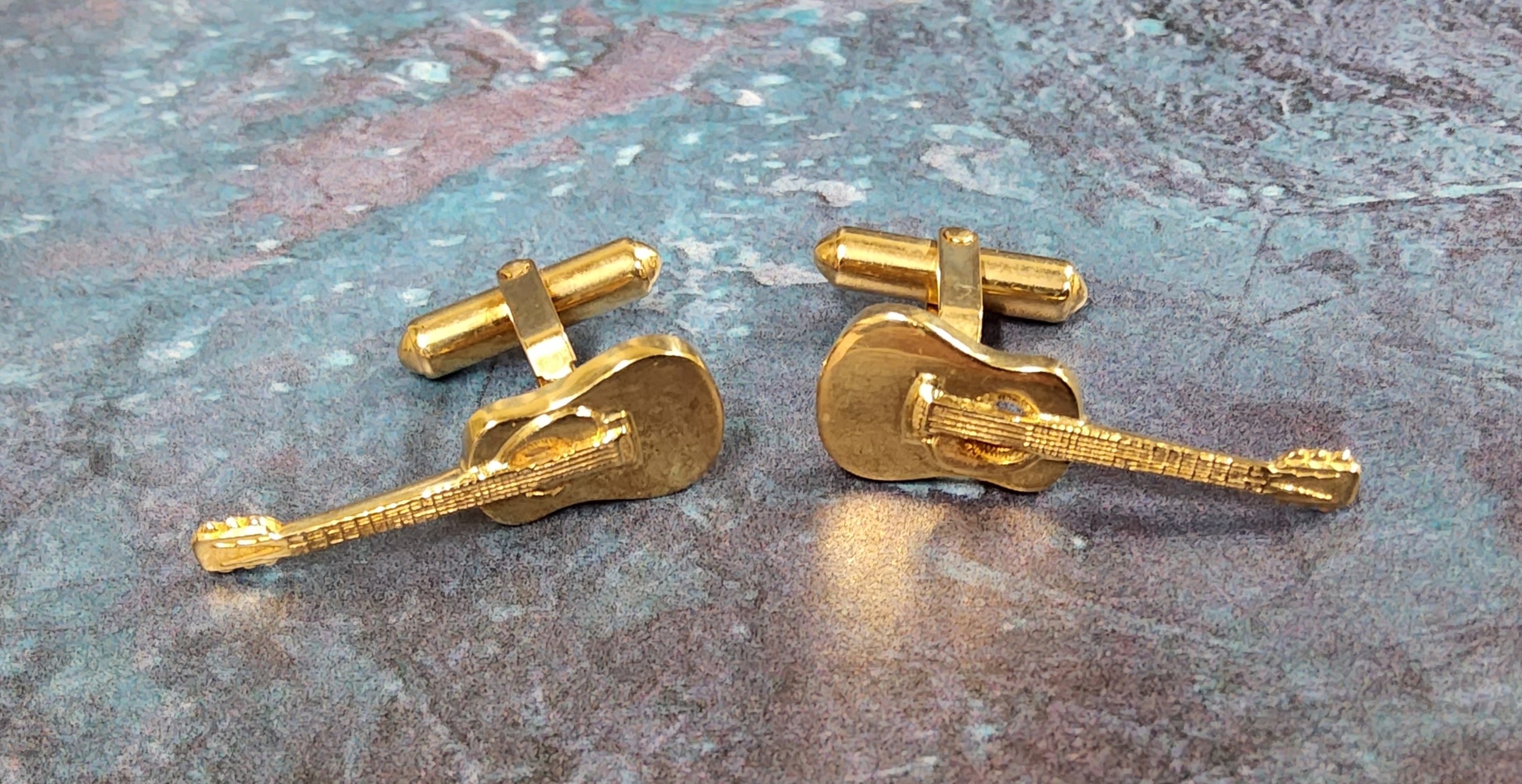 A pair of 9ct gold novelty cufflinks in the form of an electric guitar, JS, Sheffield 9.26g (VAT