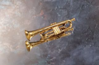 A 9ct gold novelty brooch in the form of a trumpet approx. 7cms long 10g (VAT on Hammer price)