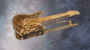 A 9ct gold novelty brooch in the form of an electric guitar approx. 5cms long 8.3g (VAT on Hammer