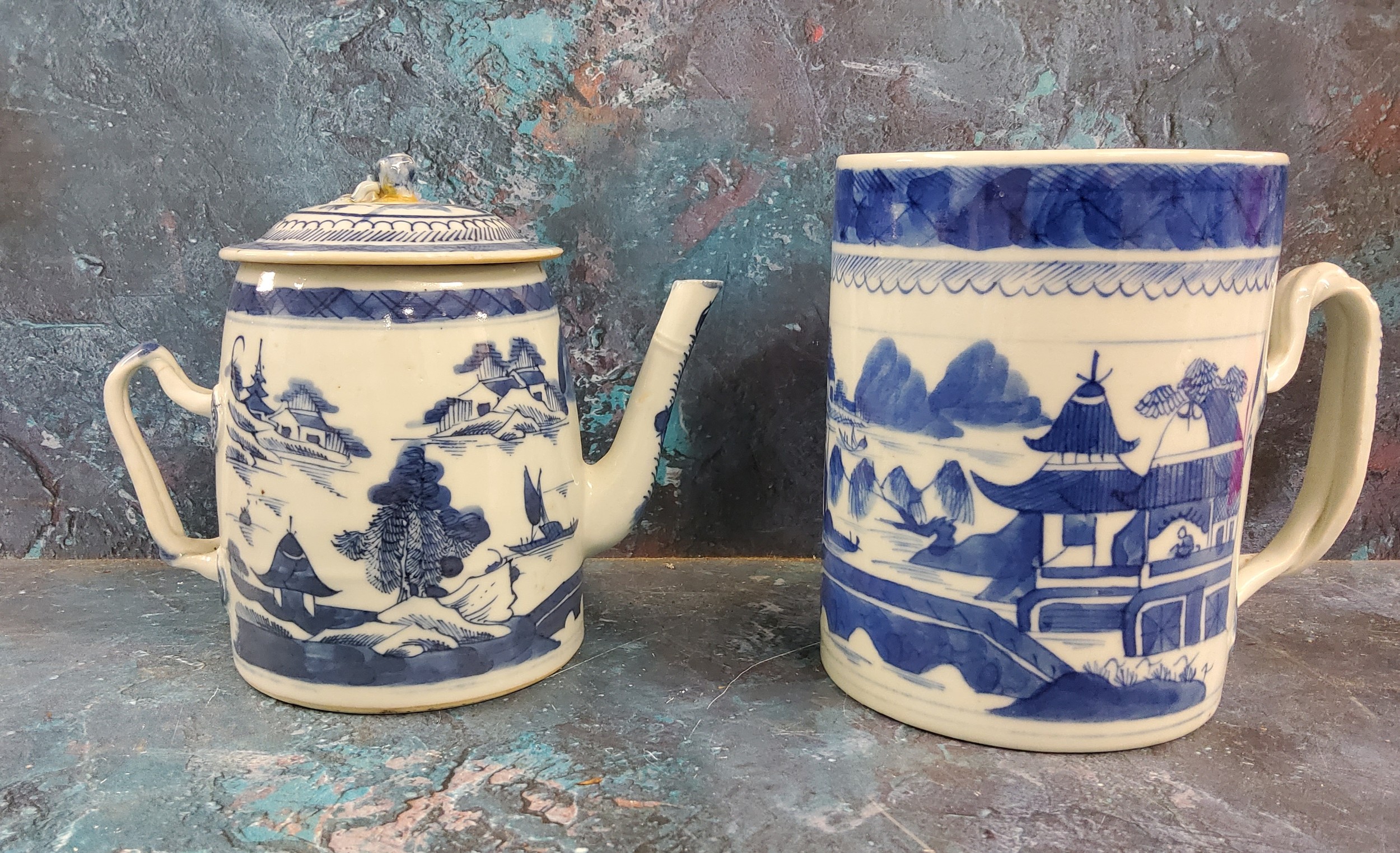 A late 18th/early 19th century  Chinese mug, decorated in underglaze blue with pagodas, bridge and