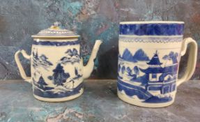 A late 18th/early 19th century  Chinese mug, decorated in underglaze blue with pagodas, bridge and