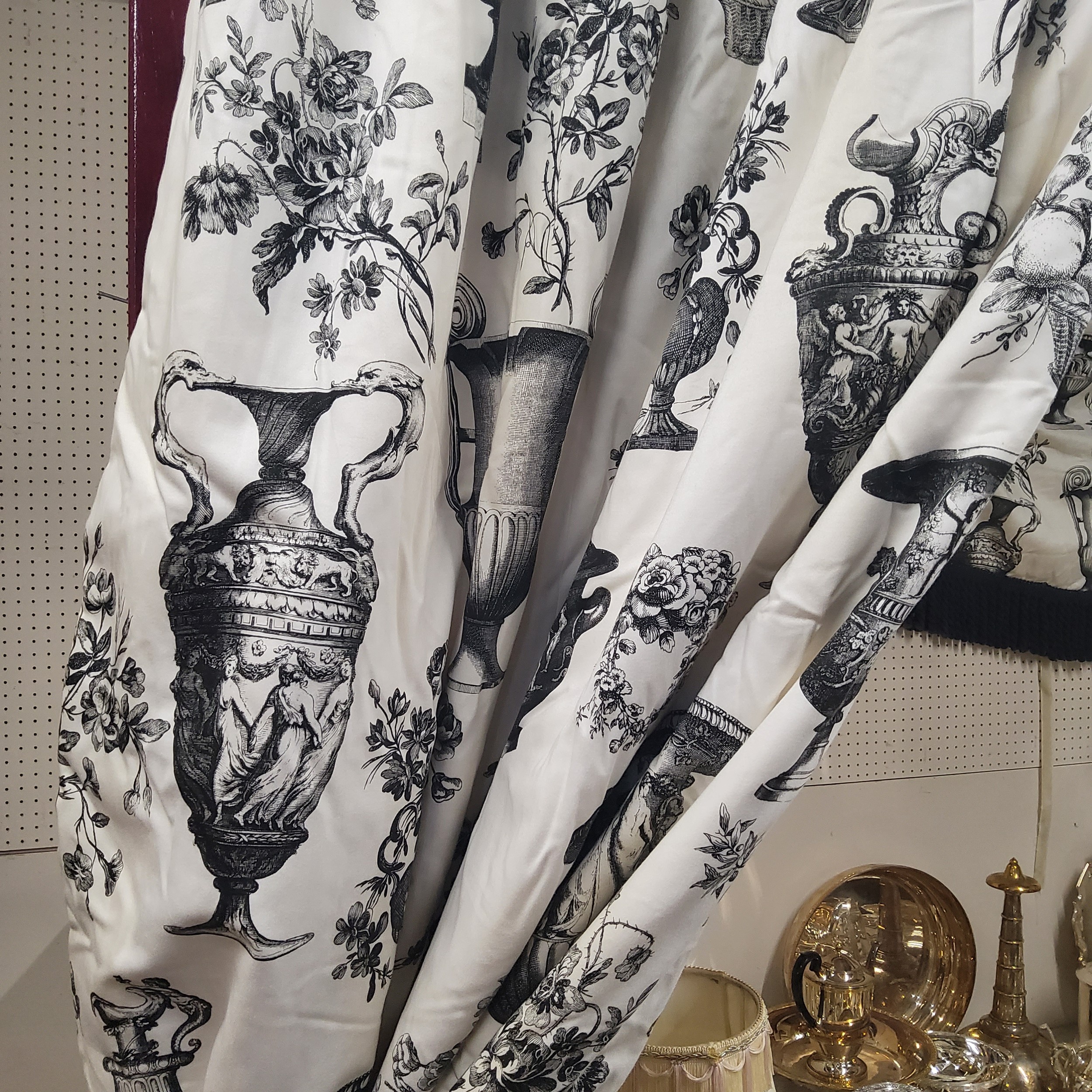 Substantial Country House curtains decorated with Classical urns and foliate swags - Image 2 of 2