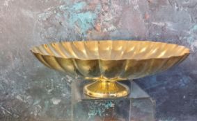 A silver pedestal fluted circular bowl, 19cm diam, Mappin and Webb, Sheffield 1999, 416g, 13.