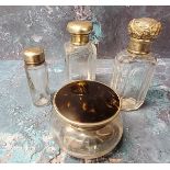 An Edwardian facetted glass and silver topped scent flask, the cover embossed with foliage, 9cm