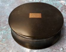 An early 19th century tortoiseshell circular snuff box, the cover with rectangular cartouche, 6cm