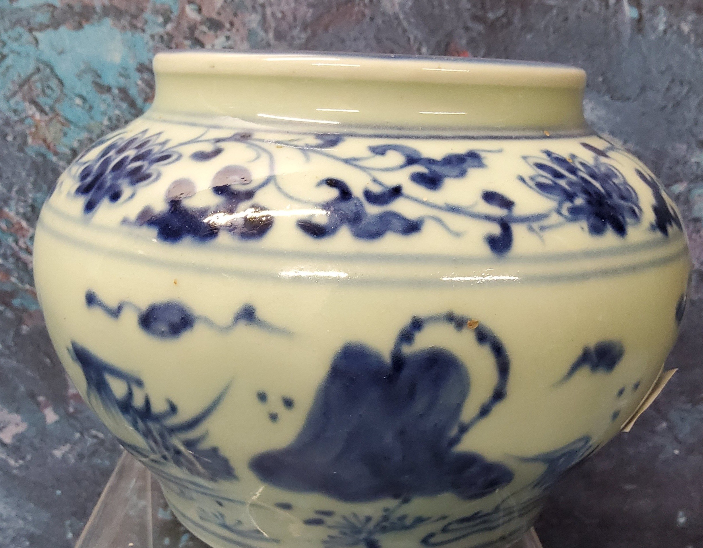 A Chinese jardiniere, decorated in cobalt blue with lotus and scrolling foliage, 10cm high - Image 3 of 3