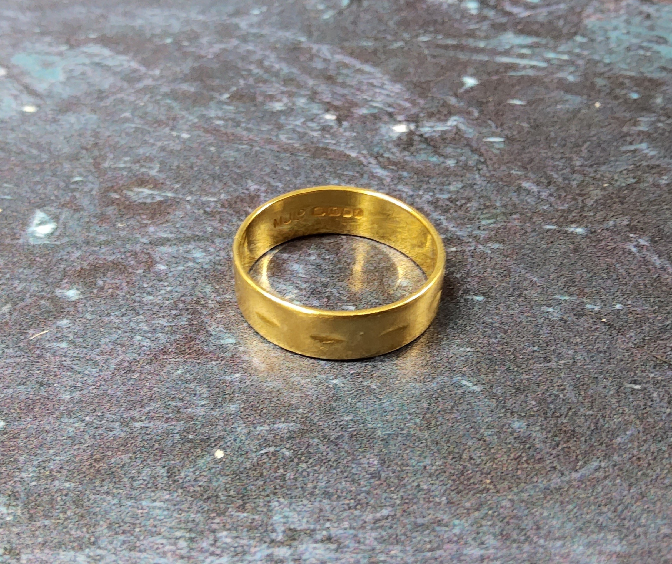 An 18ct gold wedding band, size Q, 4.3g