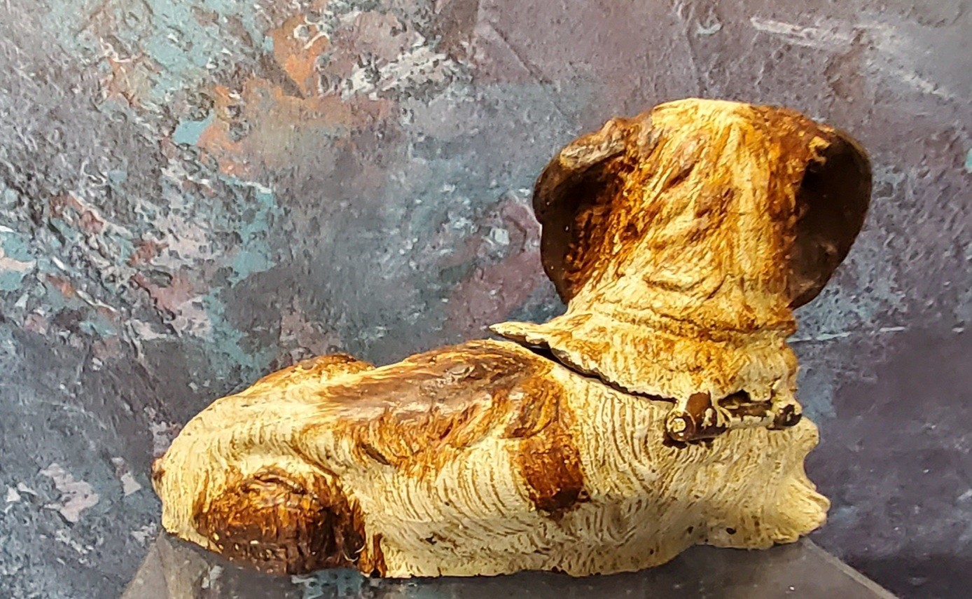 A cold painted bronze novelty pen nib box, in the form of a reclining terrier, holding a feather, - Image 2 of 3