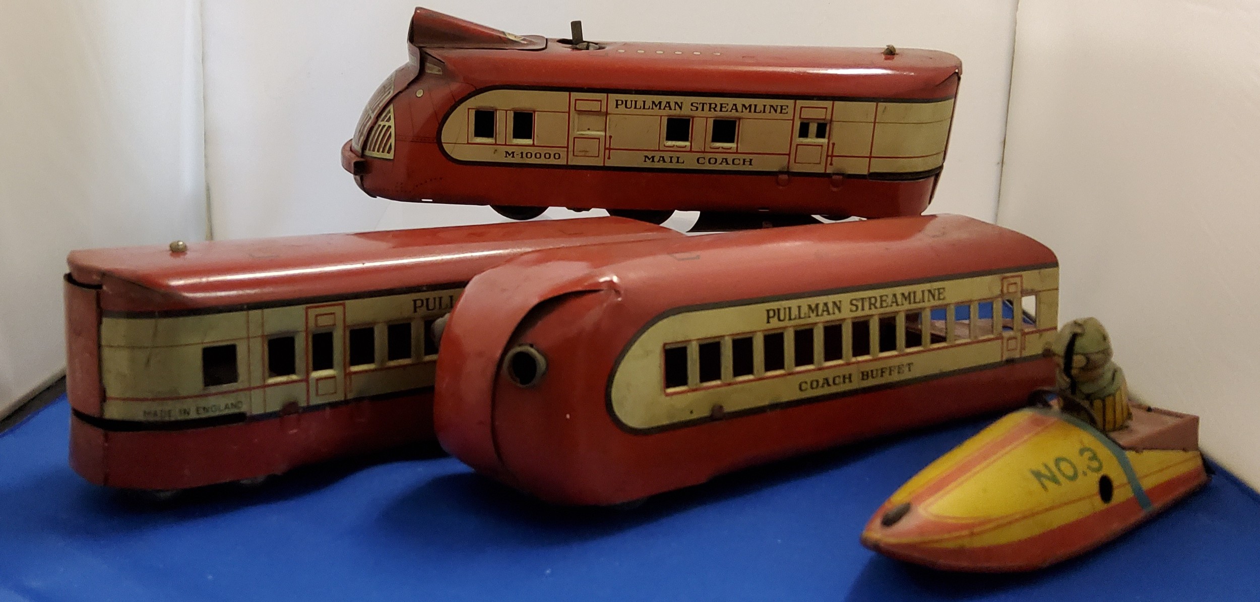 Electric Streamlined Train Set,  locomotive, two coaches made in England, Engine made in USA, base - Image 2 of 2