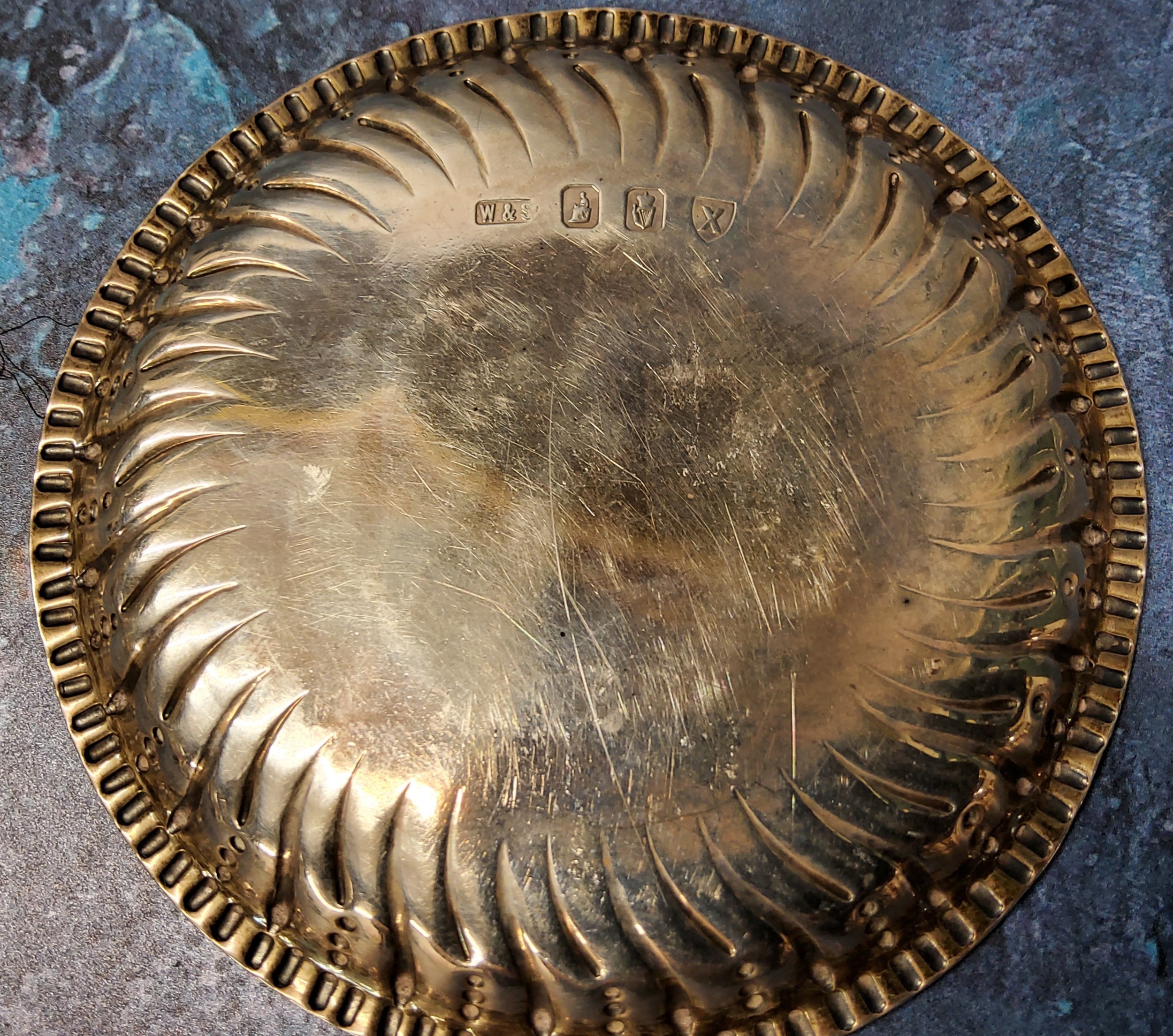 An Irish silver circular counter dish, fluted rim, 10cm diam, Dublin 1868, 53g - Image 2 of 2