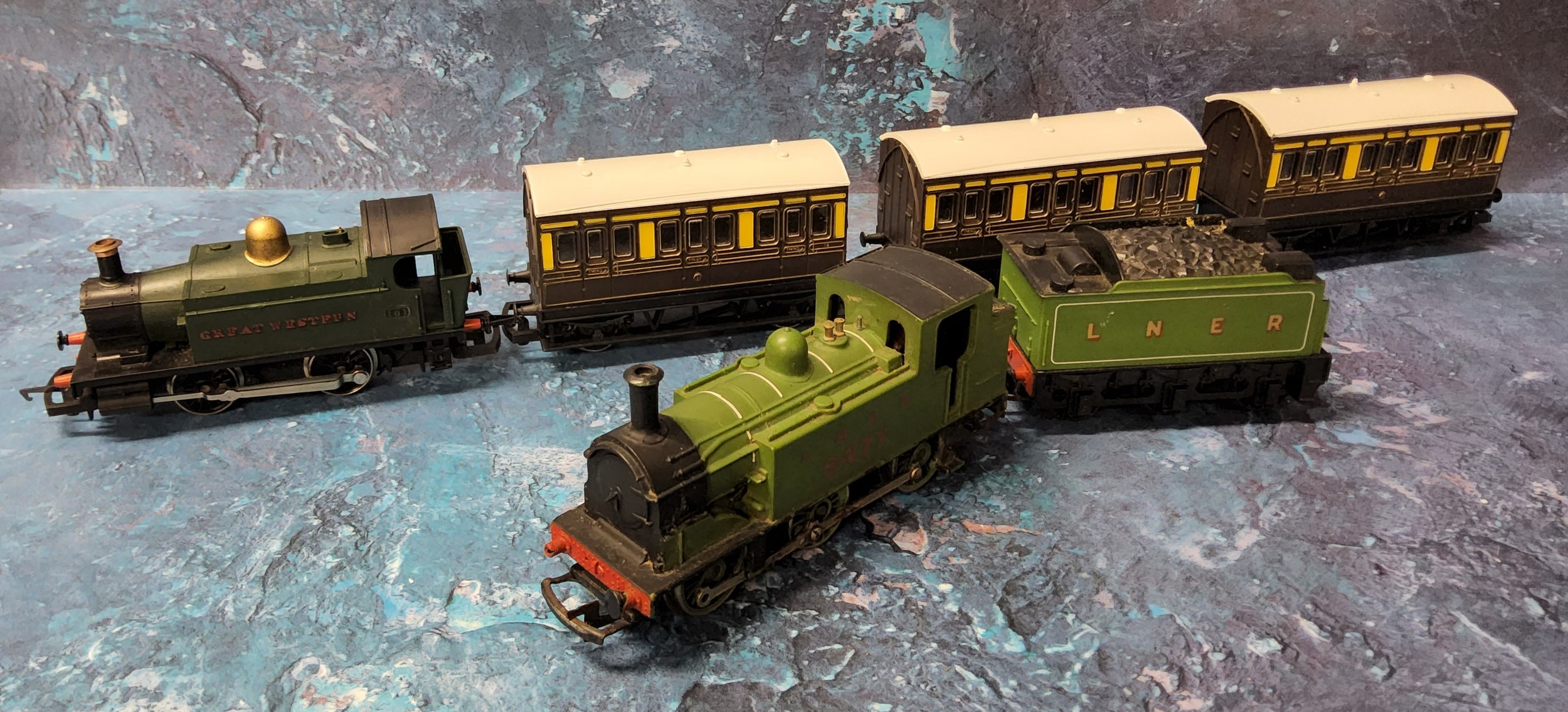A Hornby OO gauge tank locomotive, 0-6-0 T LNER,  green livery, 8477;  a Hornby OO gauge tank