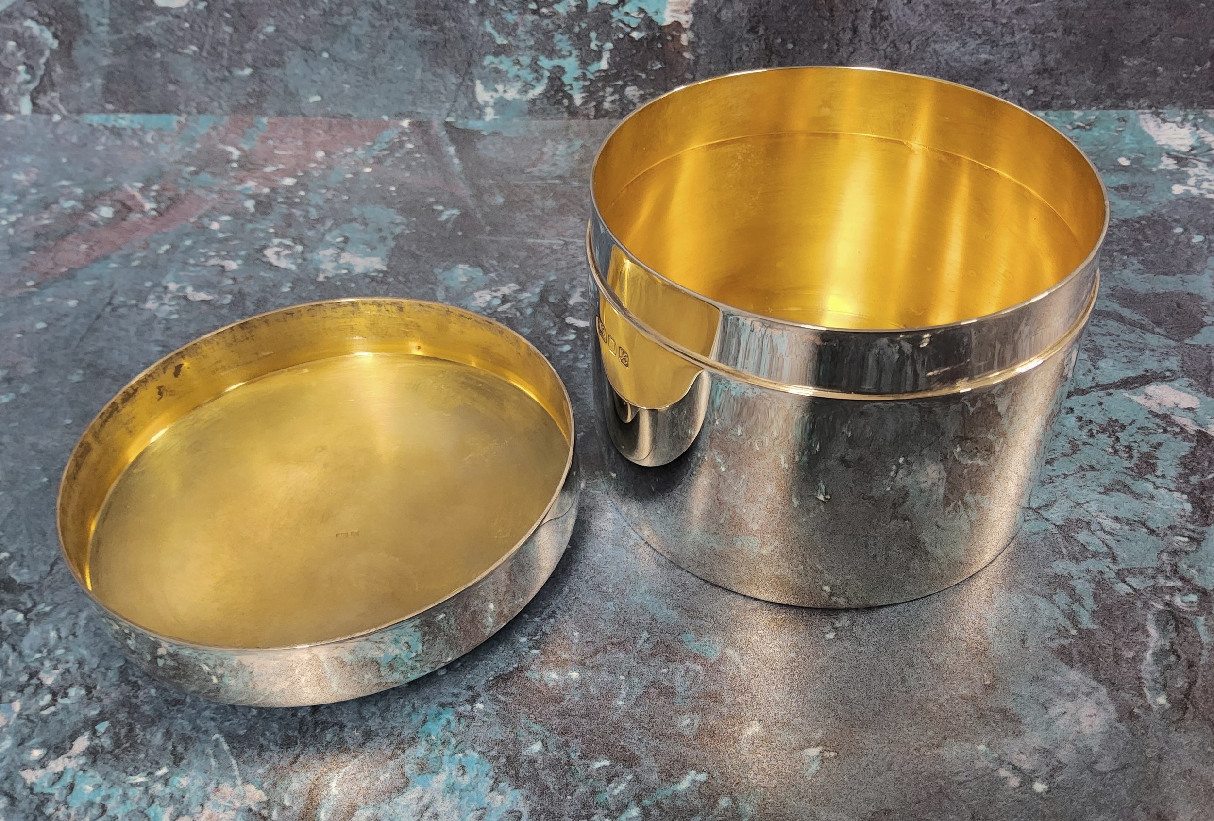 A Theo Fennell contemporary dressing table pot & cover, gilt interior approx 5.5cms high x 7.5cms - Image 2 of 2