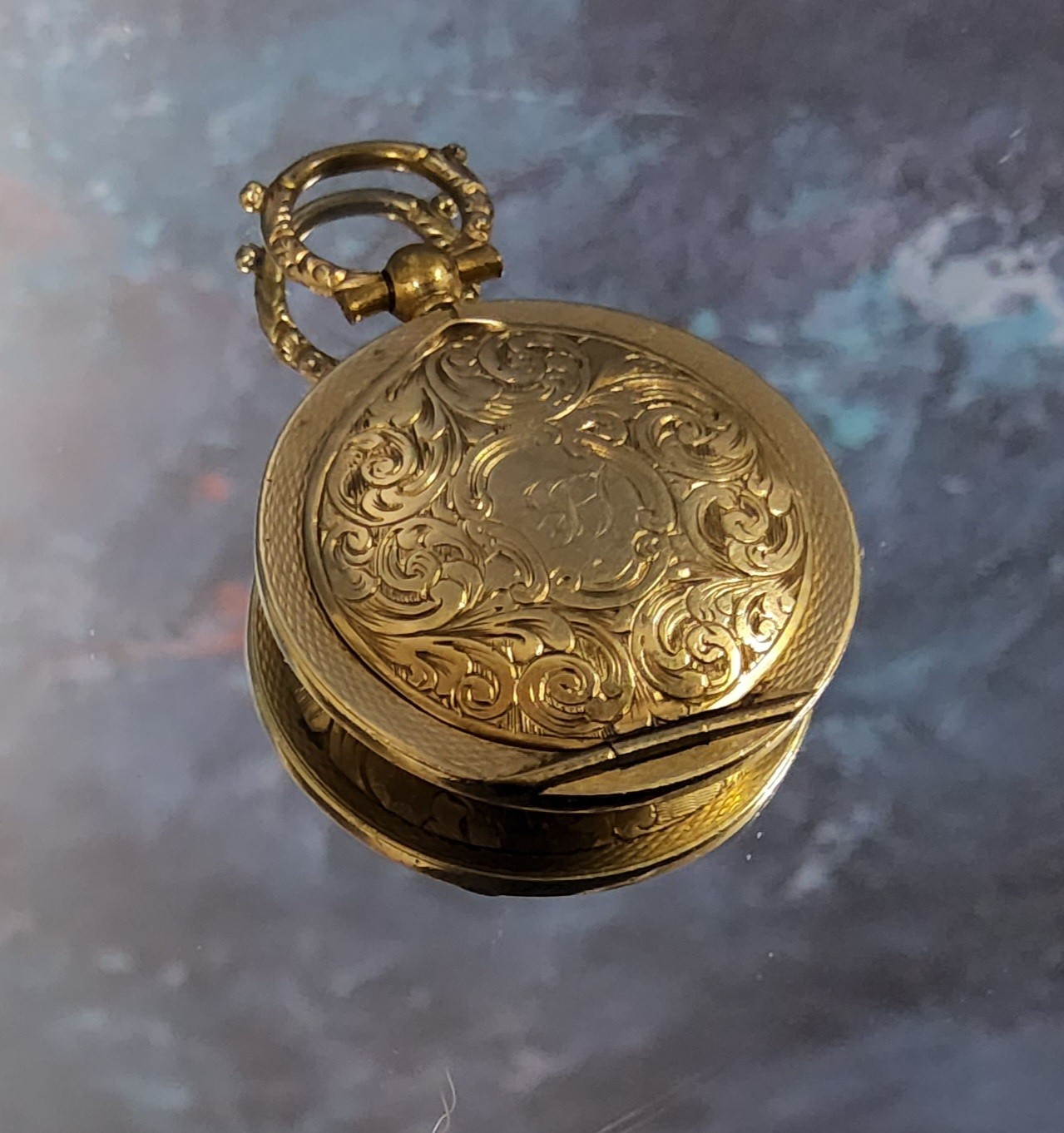 An early 19th century yellow metal circular mourning locket, the cover chased & engraved with - Image 2 of 3