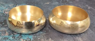 A pair of silver open sugar bowls, 8cm diam, Jack Spencer (Silversmith) Ltd, Sheffield 1996, 103g,