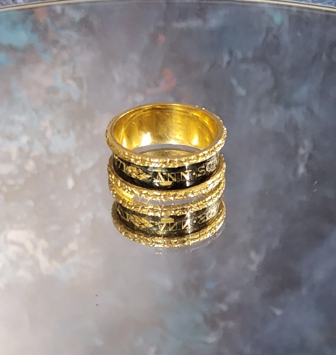 A George IV 18ct mourning ring, a 8mm wide the gold band with recessed black enamel centre with - Image 2 of 2