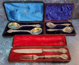 A pair of Victorian silver plated fruit serving spoon, gilt bowls, Joseph Rogers and Sons, cased;
