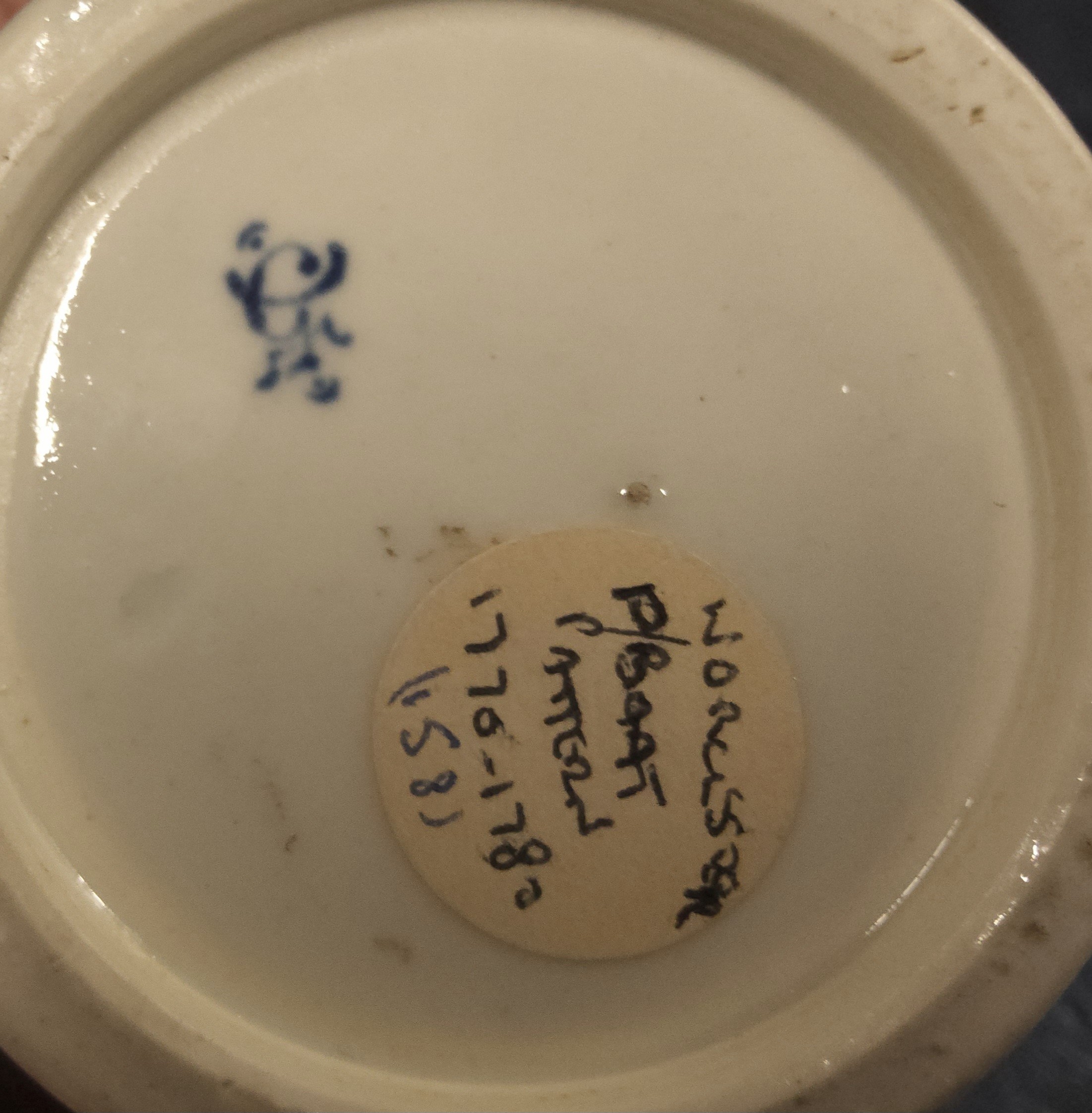 A Worcester Cormorant tapering oval canister, decorated in underglaze blue, cell border, 10cm - Image 3 of 3