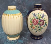 A Worcester tea canister,  painted with an oval cartouches with Chinese style flowers, cobalt blue