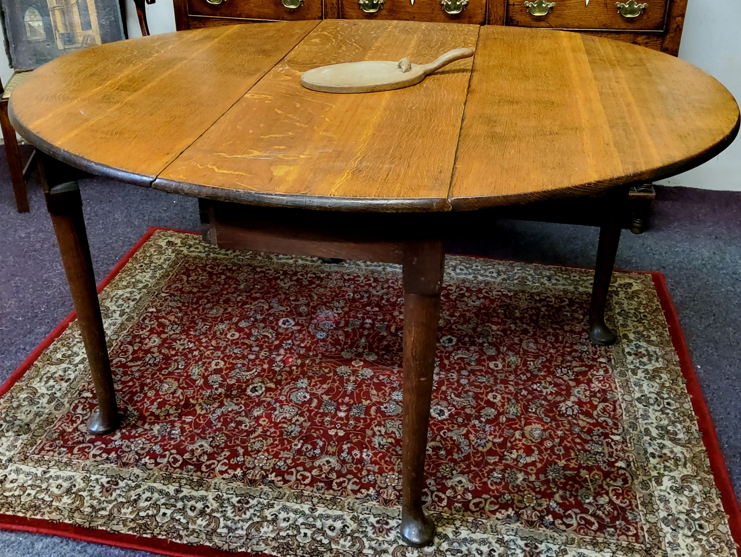 An early George III English oak oval gateleg drop leaf dining table, pegged construction, tapering - Image 2 of 3