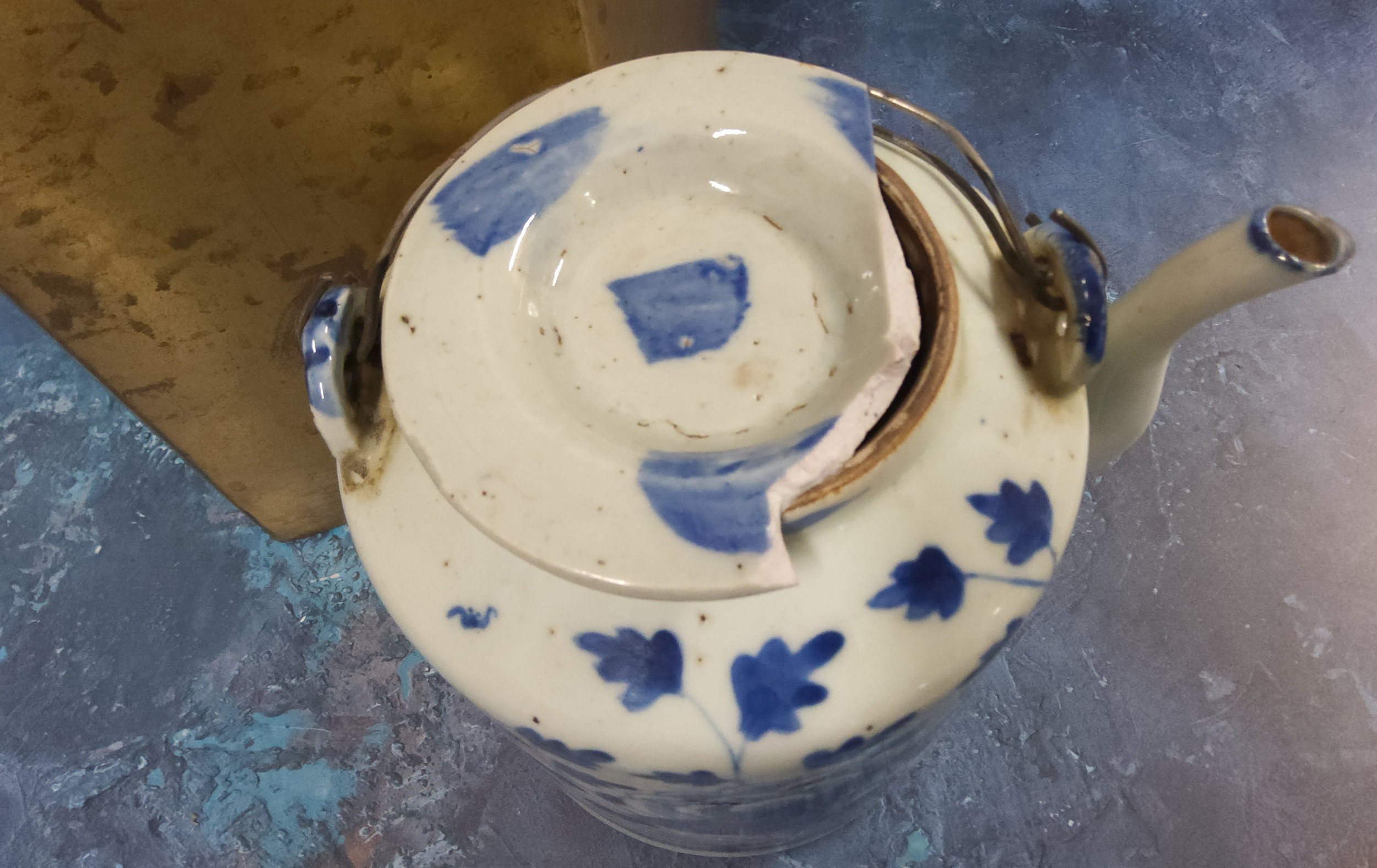 An early 20th century Chinese cylindrical teapot and cover,   decorated in underglaze blue with - Image 3 of 5