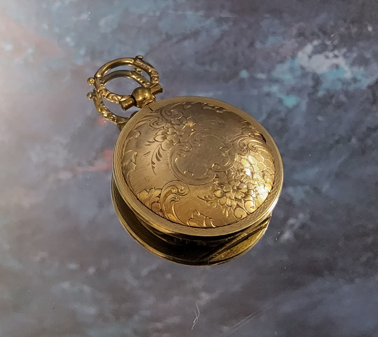 An early 19th century yellow metal circular mourning locket, the cover chased & engraved with - Image 3 of 3