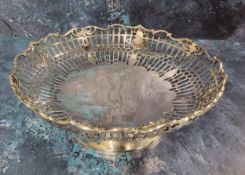 A silver pedestal bowl, hand pierced decoration, Viner's Ltd, Sheffield, 1962 529g