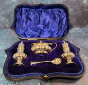 An Edwardian three piece cruet set, of lobed form, Onslow pattern spoon, Sheffield 1905, cased