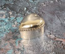 A Victorian silver heart shaped trinket box, quite plain, gadrooned border, 4cm wide, Deakin and
