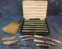 A set of six silver hafted dessert knives, Sheffield 1812,butter knife, cased; an Edwardian silver