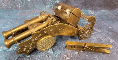 A novelty table snuff in form of a double cannon, by scroll shaped chassis on four disc wheels,