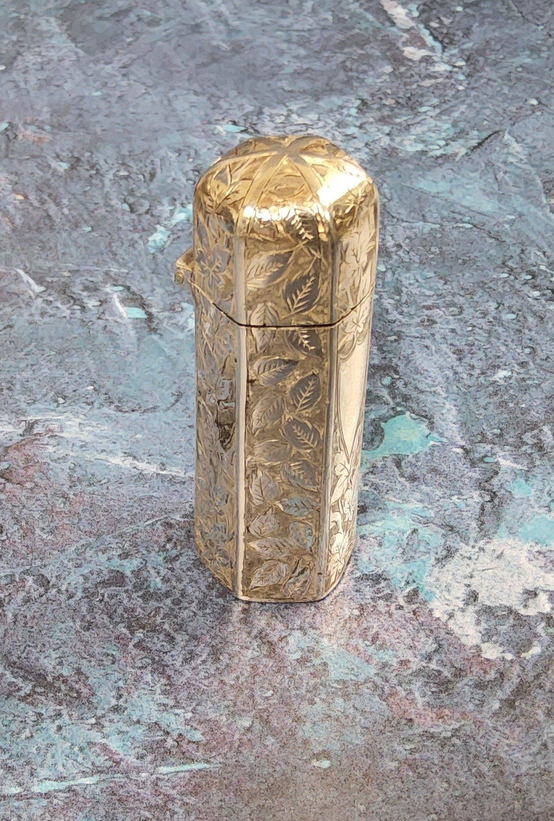 A Victorian silver hexagonal scent bottle, each panel chased & engraved with foliage, vacant - Image 2 of 3