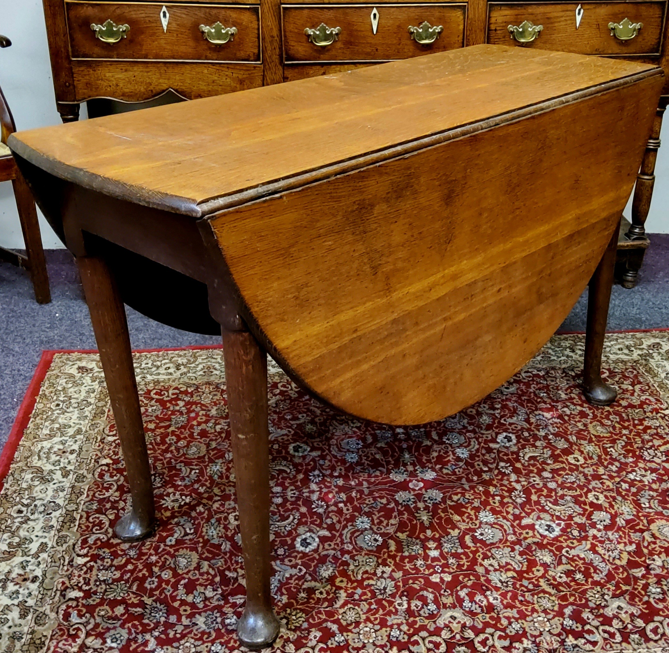 An early George III English oak oval gateleg drop leaf dining table, pegged construction, tapering - Image 3 of 3