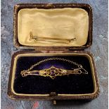 A 9ct gold tie pin, as a hunting crop, 4.5cm long, 1.14g gross; a 9ct gold amethyst and pearl bar