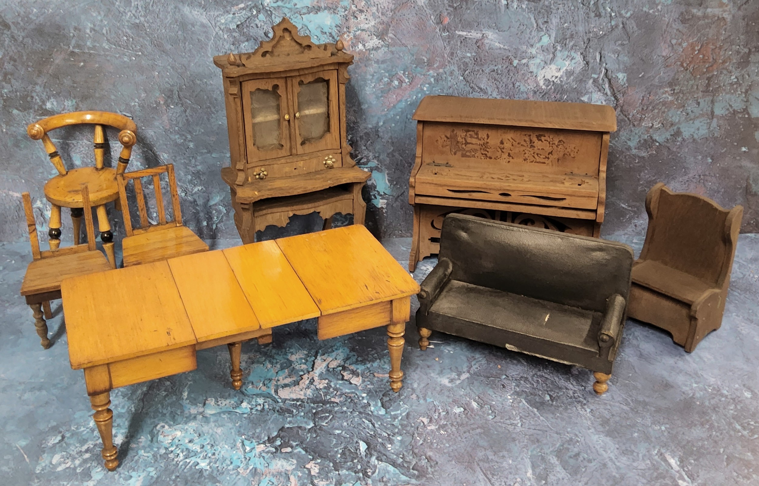 Doll House Accessories - a mahogany extending dining table, 20.5cm long, c.1920;  a pianola, 15.