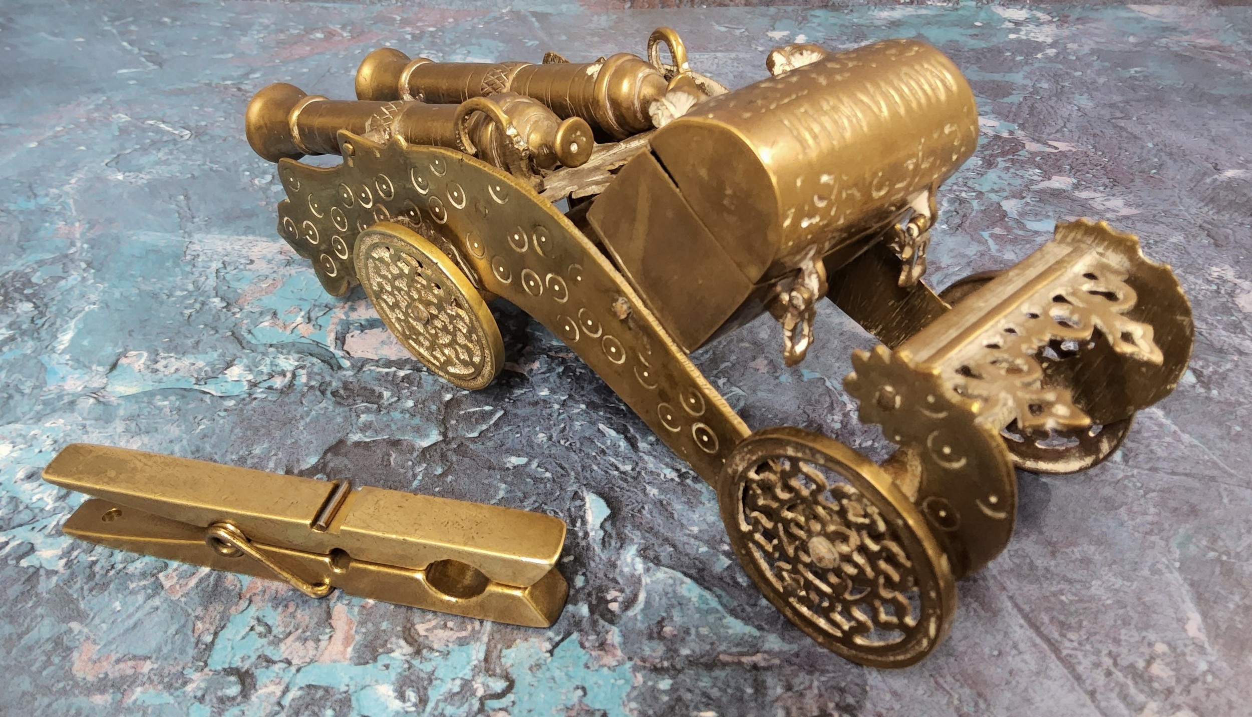 A novelty table snuff in form of a double cannon, by scroll shaped chassis on four disc wheels, - Image 2 of 2