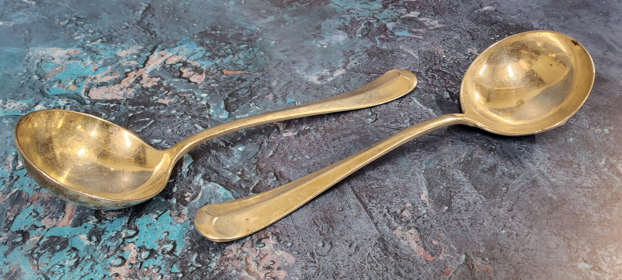 A pair of silver Hanoverian Rat Tail pattern sauce ladles, Aiken Brothers, Sheffield 1929, 138g, 4.