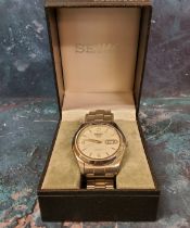 A Seiko 5 Automatic Day/Date stainless steel wristwatch, cased