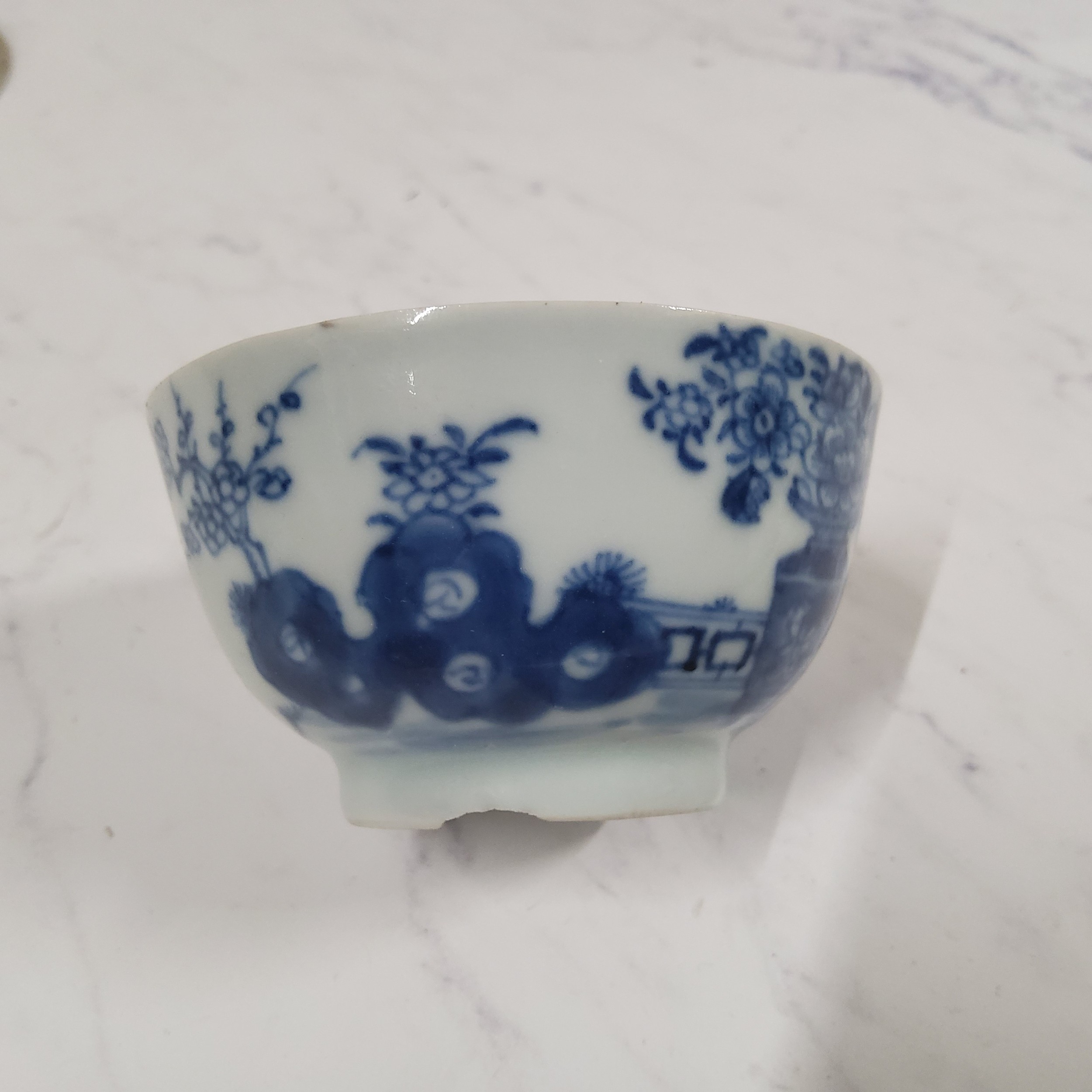 A Chinese Bat pattern tea bowl and saucer, decorated with bat, vase of flowers and fence, 12cm diam, - Image 8 of 13