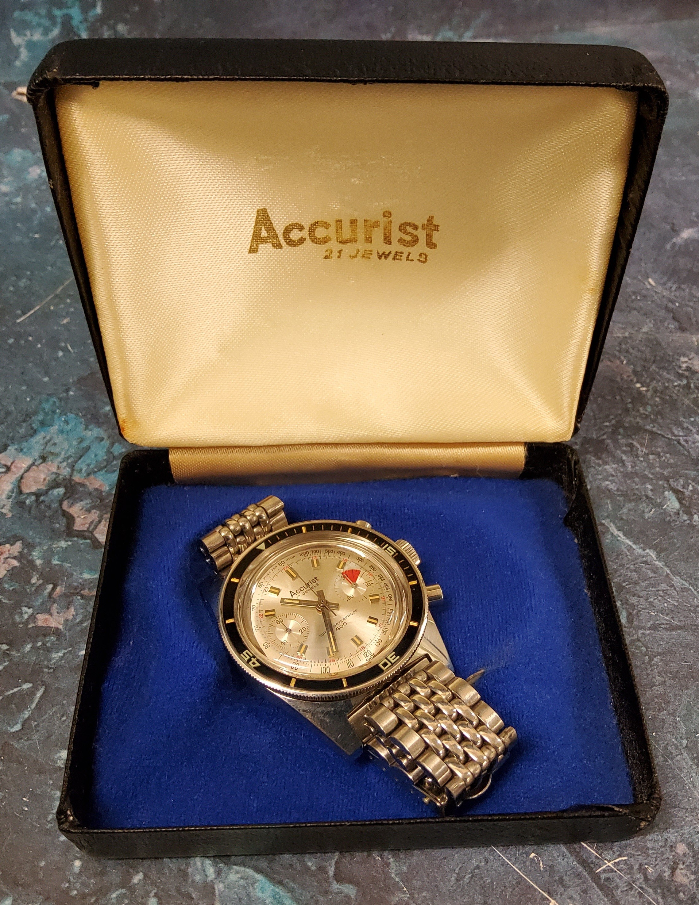 An Accurist 400 Super Waterproof Gents Chronograph, 17 jewel automatic movement, w/o, silvered dial,