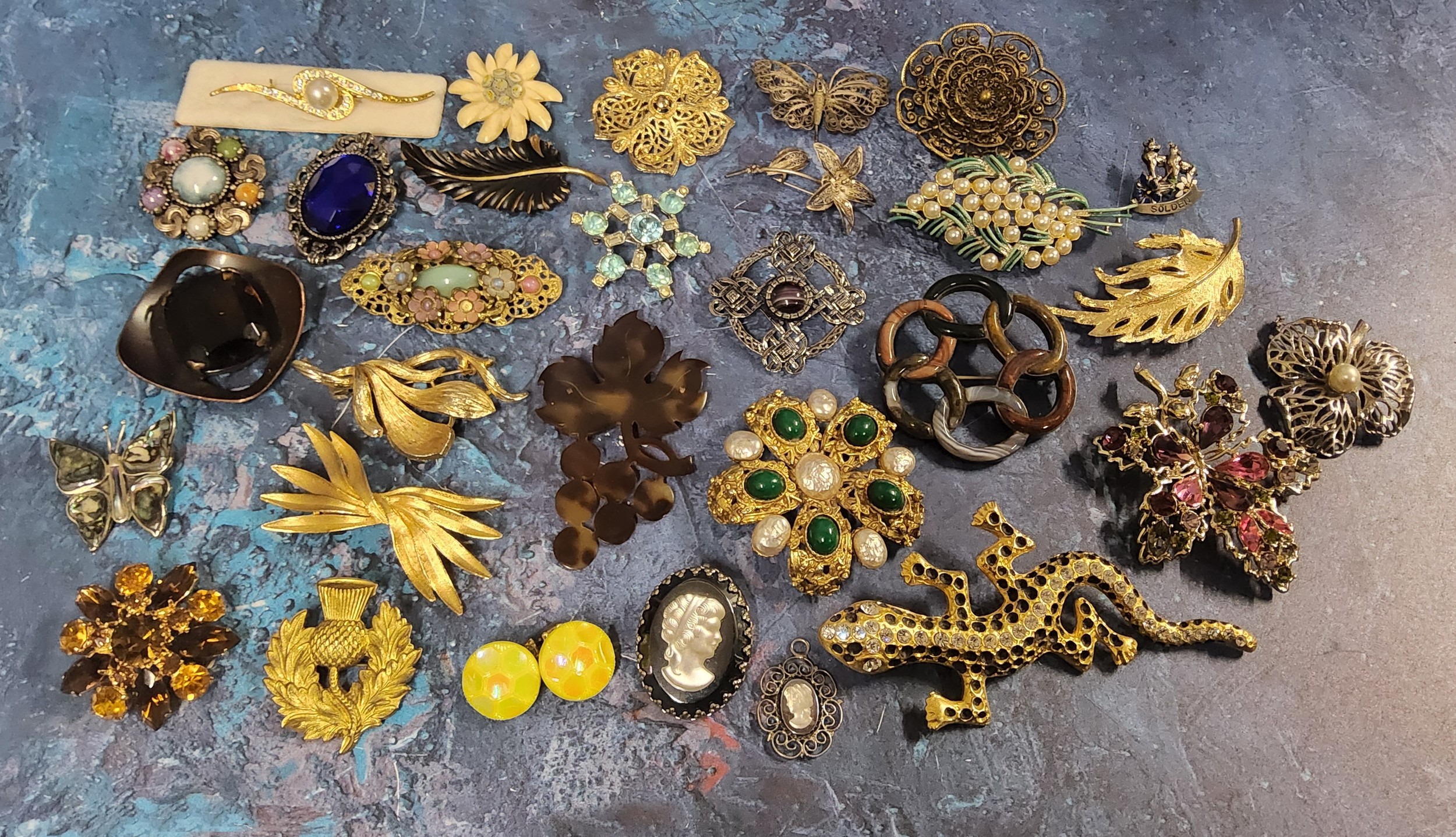 Vintage brooches including specimen stone set Celtic brooches, gilt metal, stone set etc.