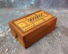 An early 20th century cribbage/card box, the cover and base inlaid, 13cm wide, c.1900