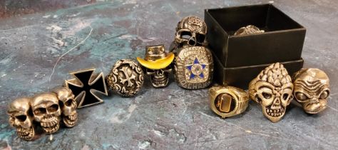 A replica 1971 Dallas Cowboys World Series Champions team ring; various gents skull rings  etc. (10)