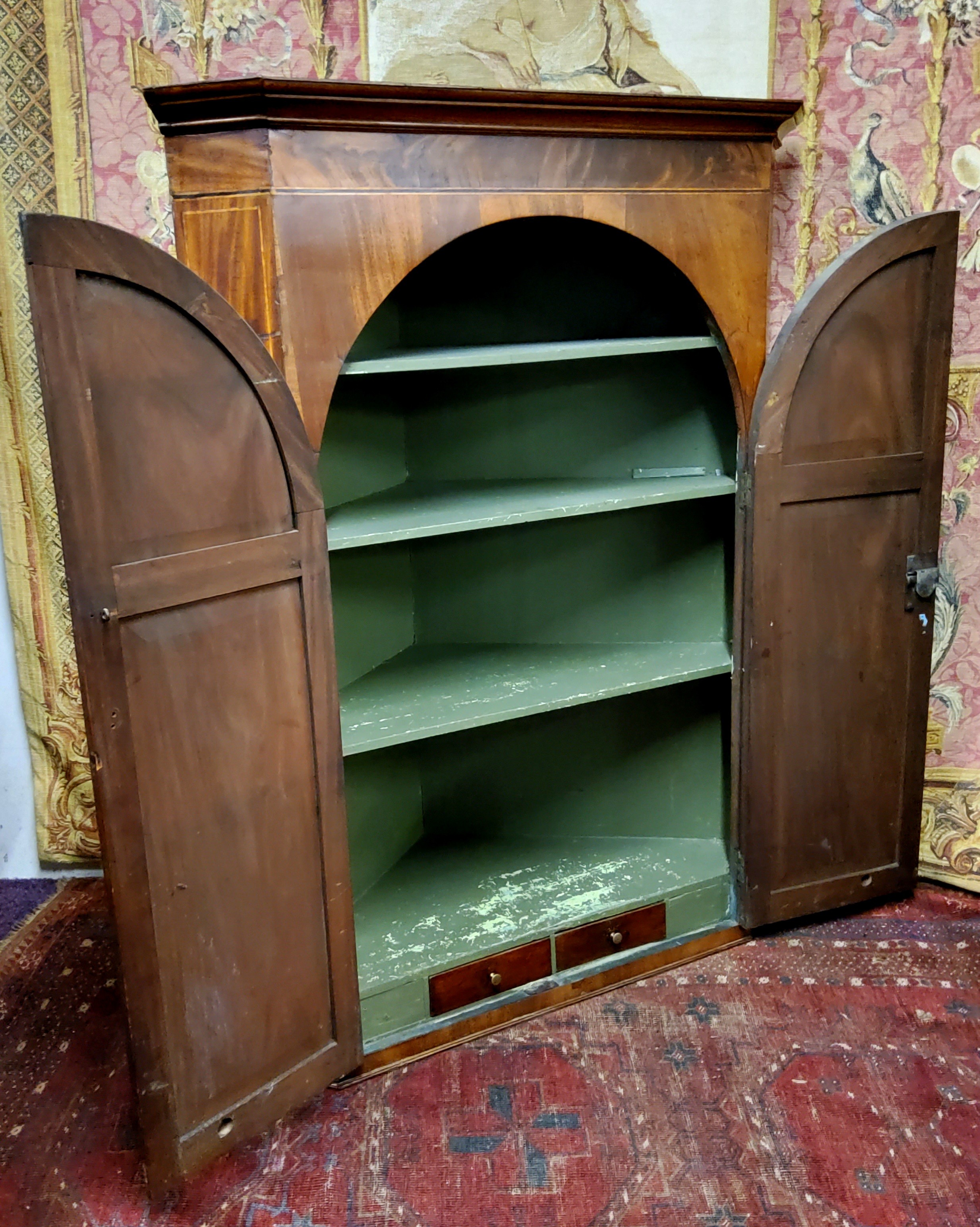 A George III mahogany corner cabinet c.1800 - Image 3 of 3