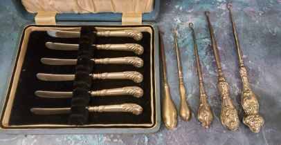 A set of six George V silver pistol grip butter knives, Sheffield 1909;  an Art Nouveau silver