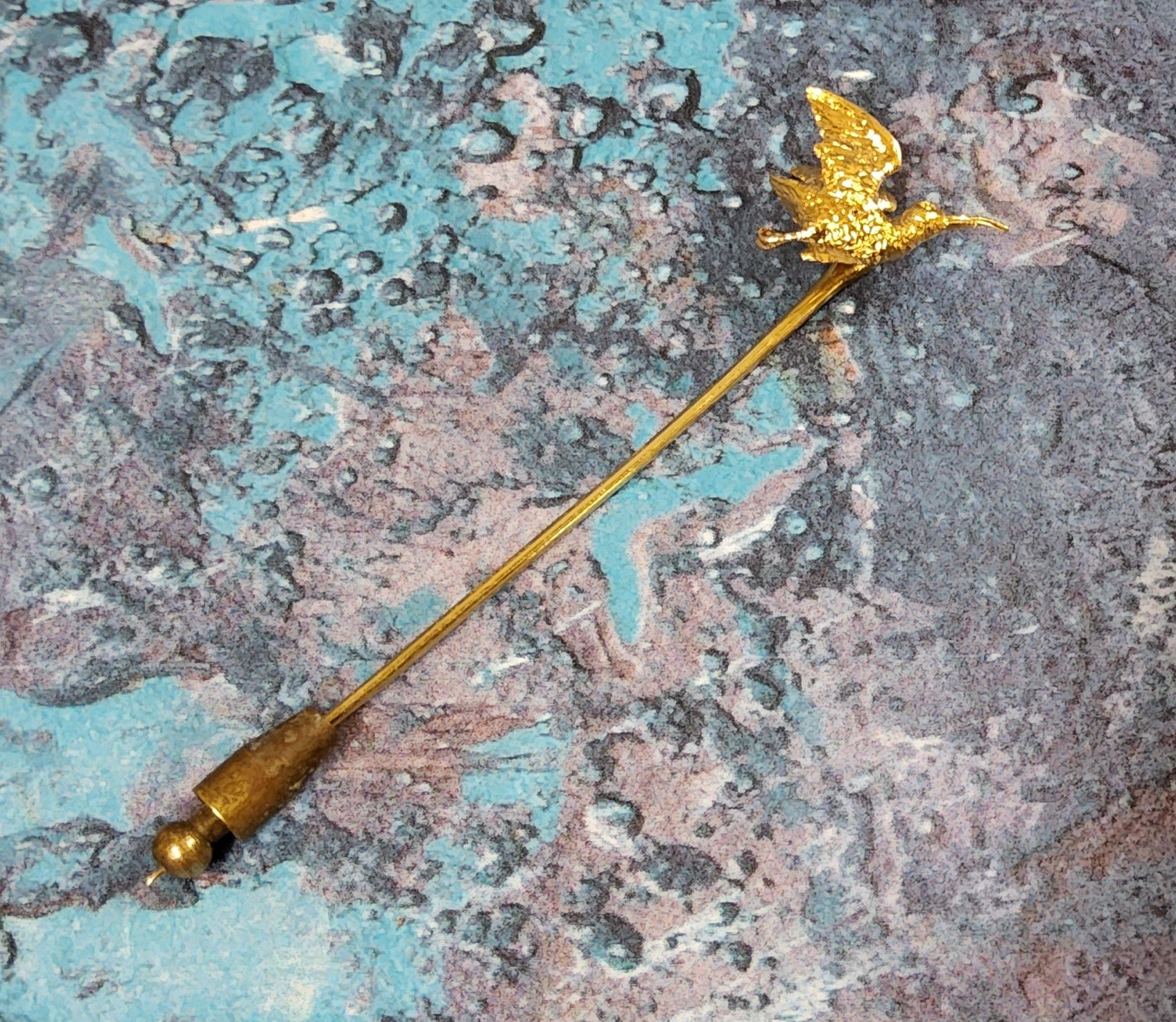 A yellow gold Hummingbird stick pin 7.28g (faults) - Image 2 of 2