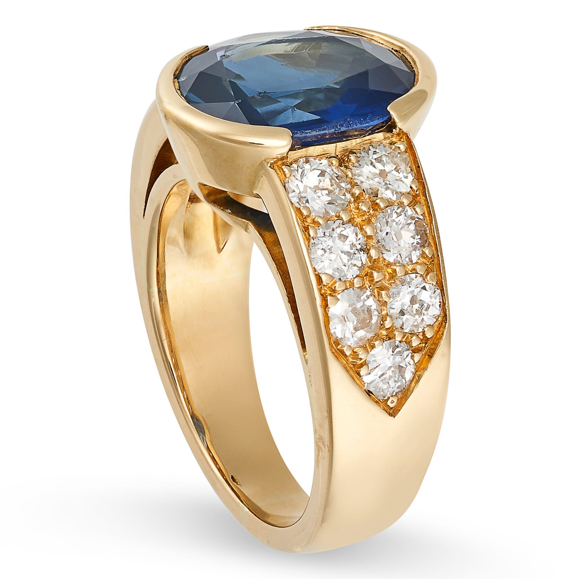 A FRENCH SAPPHIRE AND DIAMOND RING in 18ct yellow gold, set with an oval cut sapphire of approxim... - Bild 2 aus 2