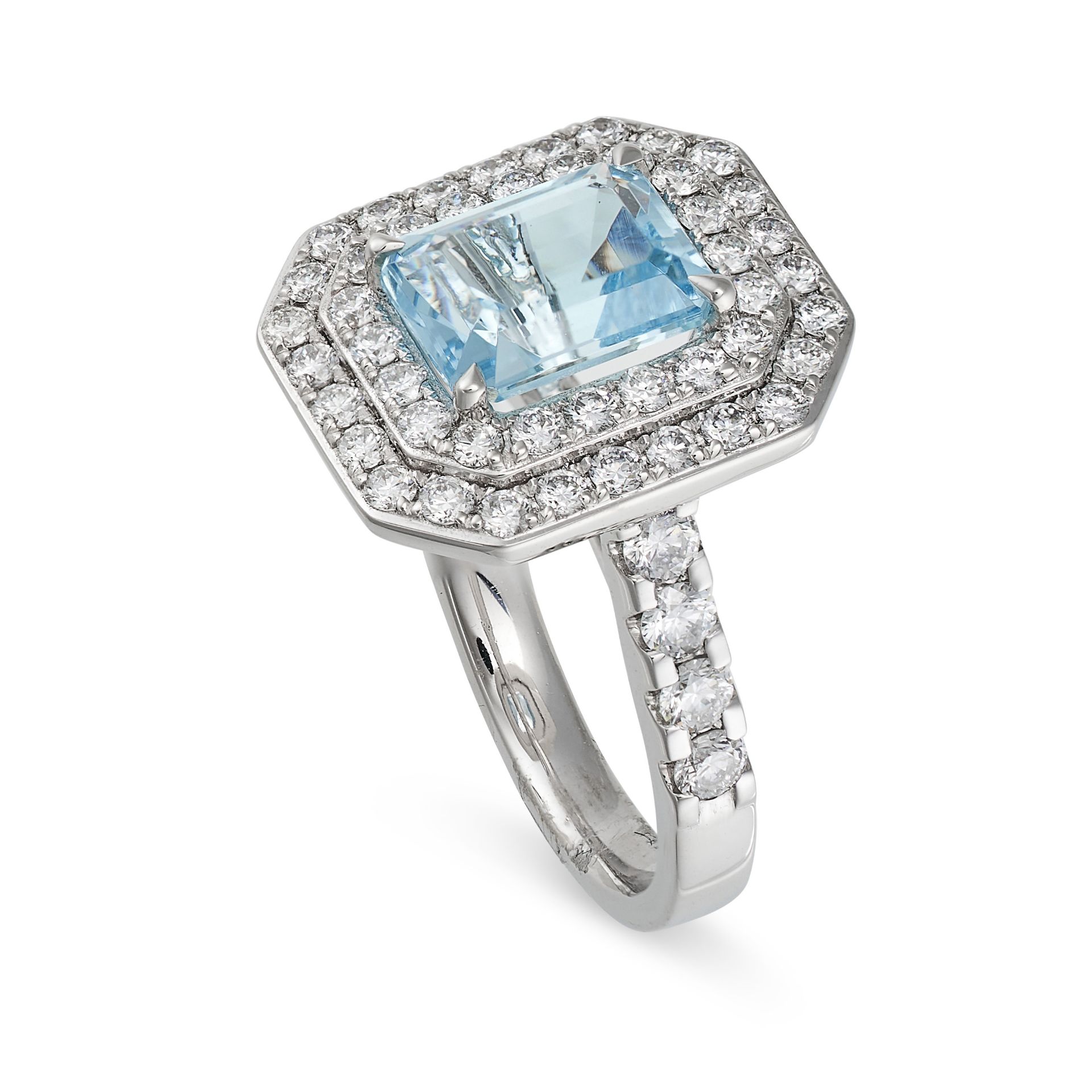 AN AQUAMARINE AND DIAMOND CLUSTER RING in platinum, set to the centre with an octagonal step cut ... - Bild 2 aus 2