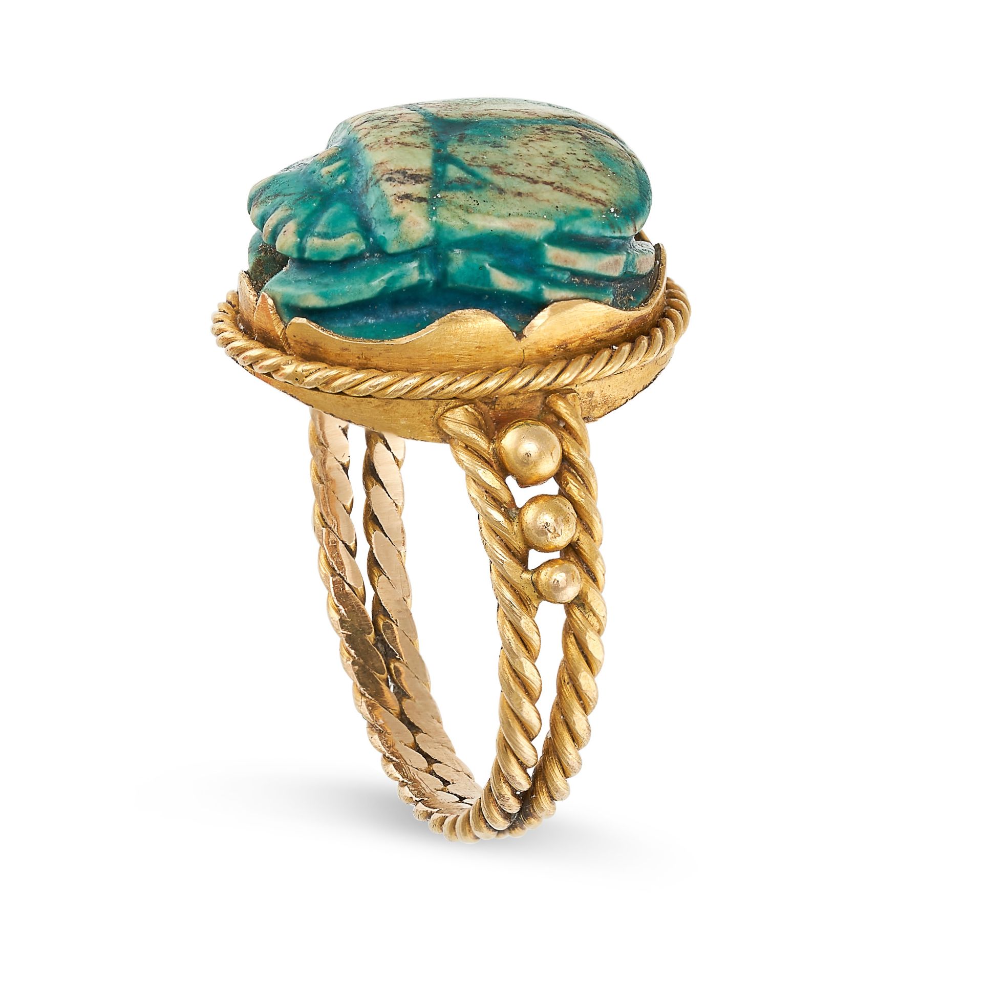 AN EGYPTIAN REVIVAL SCARAB BEETLE RING in yellow gold, set with a carved blue hardstone scarab be... - Bild 2 aus 2